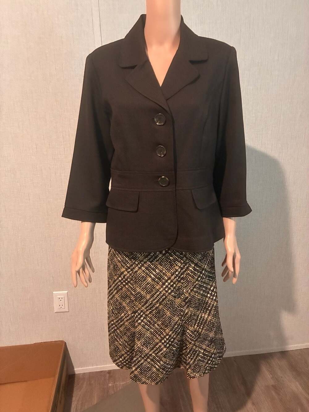 Studio I 2 Piece Set Suit Size 14 Blazer and Skirt